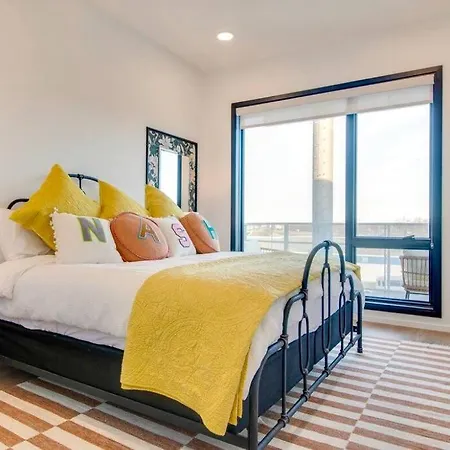 Stylish Downtown Condo W/ Pool & Parking